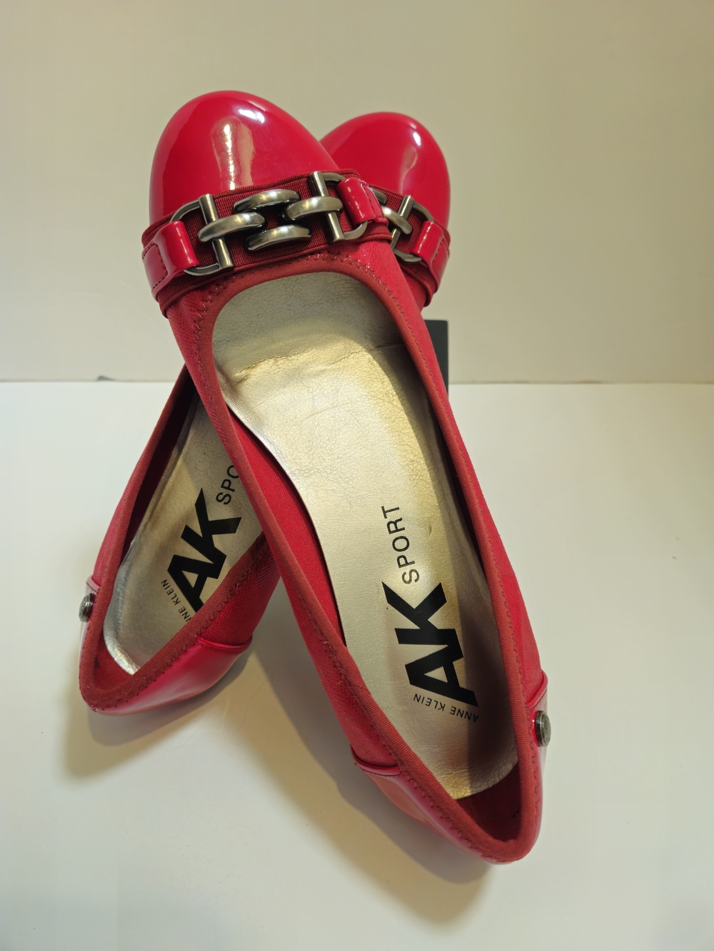 AK Anne Klein Sport Womens Ballet Flats Red Chain Detail Round Toe Slip On 8.5M - Picture 5 of 15